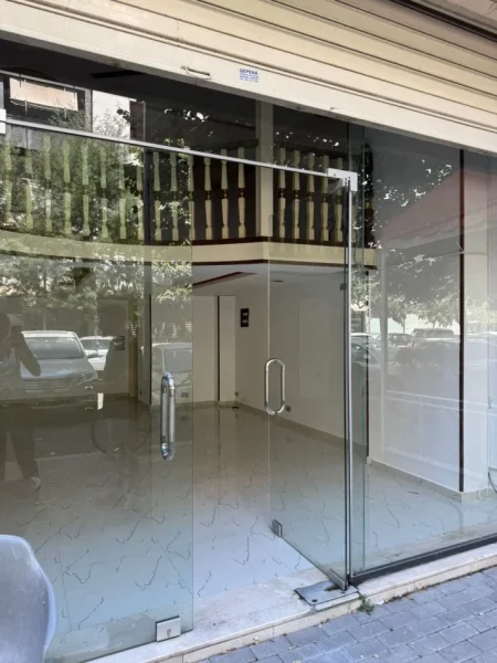 Tirane, jepet me qera ambjent biznesi Kati 0, 400 €