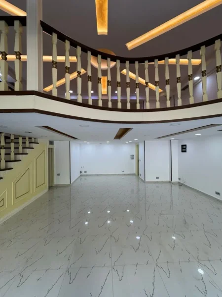 Tirane, jepet me qera ambjent biznesi Kati 0, 400 €