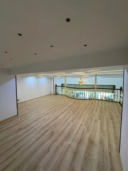 Tirane, jepet me qera ambjent biznesi Kati 0, 400 €