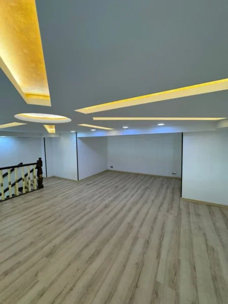 Tirane, jepet me qera ambjent biznesi Kati 0, 400 €