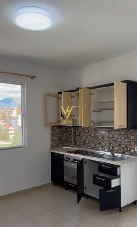 Tirane, jepet me qera zyre Kati 5, 75 m² 350 € (5 MAJI)