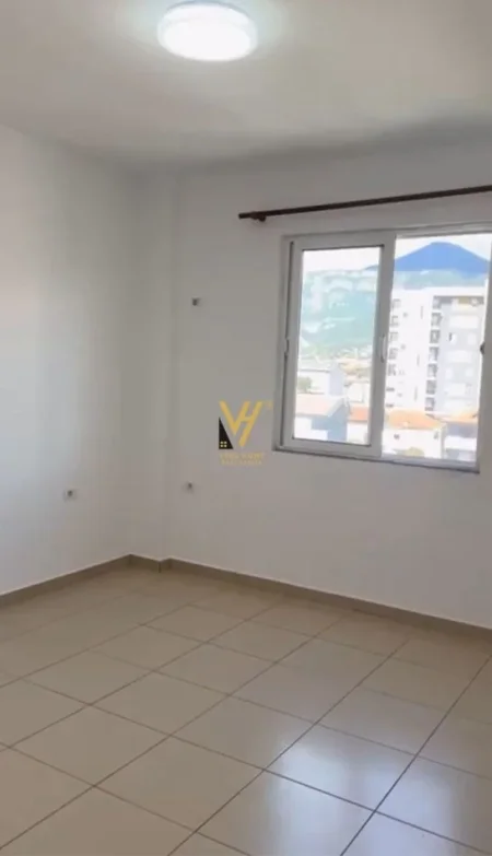 Tirane, jepet me qera zyre Kati 5, 75 m² 350 € (5 MAJI)