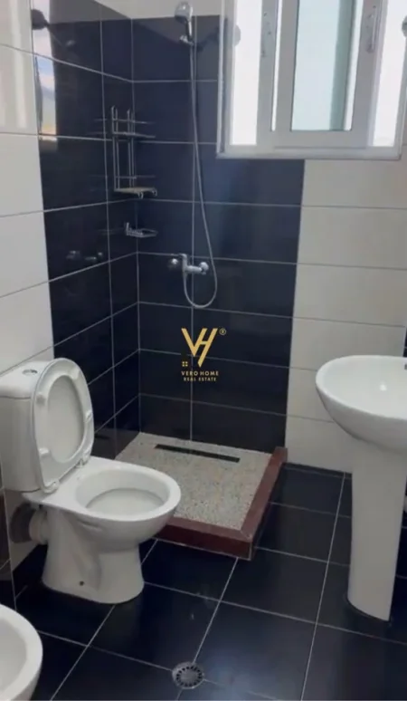 Tirane, jepet me qera zyre Kati 5, 75 m² 350 € (5 MAJI)