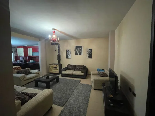 Tirane, jepet me qera apartament 3+1+Ballkon Kati 5, 120 m² 750 € (ALI DEMI)