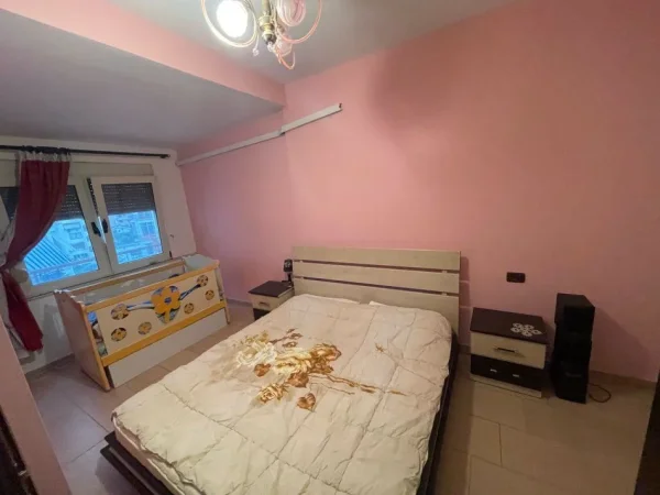 Tirane, jepet me qera apartament 3+1+Ballkon Kati 5, 120 m² 750 € (ALI DEMI)