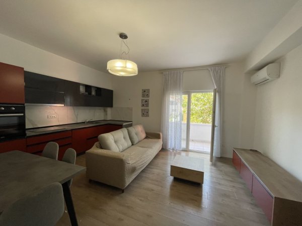 Tirane, jepet me qera apartament 1+1+Ballkon Kati 2, 65 m² 550 € (Petro Nini)