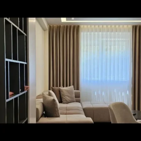 Tirane, jepet me qera apartament 2+1 Kati 4, 600 € (Liqeni i Thate)