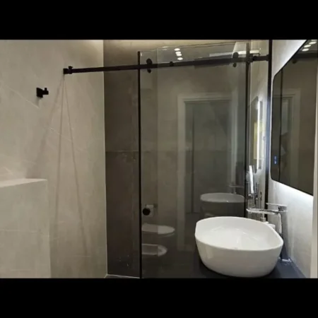 Tirane, jepet me qera apartament 2+1 Kati 4, 600 € (Liqeni i Thate)