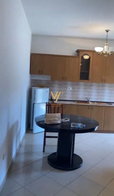 Tirane, jepet me qera apartament 2+1+Ballkon Kati 5, 90 m² 550 € (MINE PEZA)
