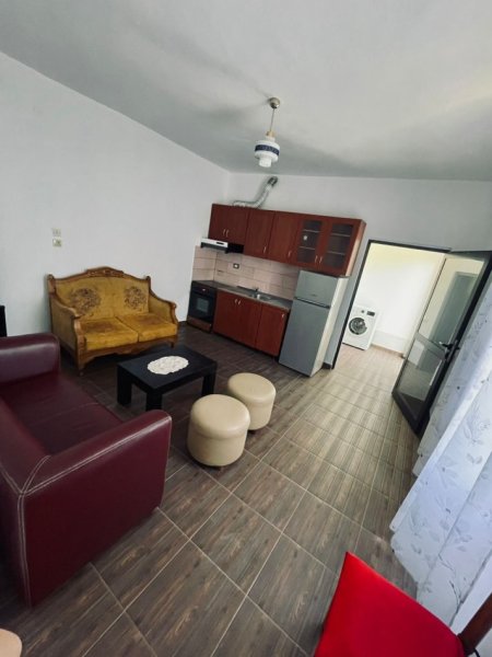 Tirane, jepet me qera shtepi 1+1 Kati 1, 55 m² 308 € (Azem Galica)