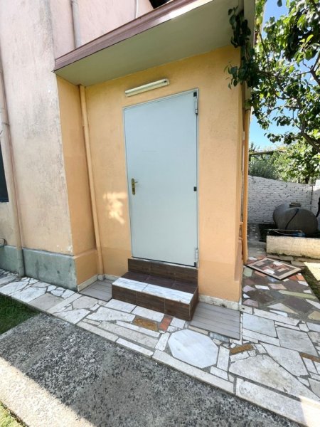 Tirane, jepet me qera shtepi 1+1 Kati 1, 55 m² 308 € (Azem Galica)