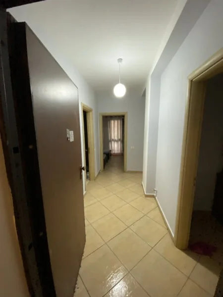 Tirane, jepet me qera apartament 2+1+Ballkon Kati 3, 115 m² 600 € (KRISTAL CENTER)