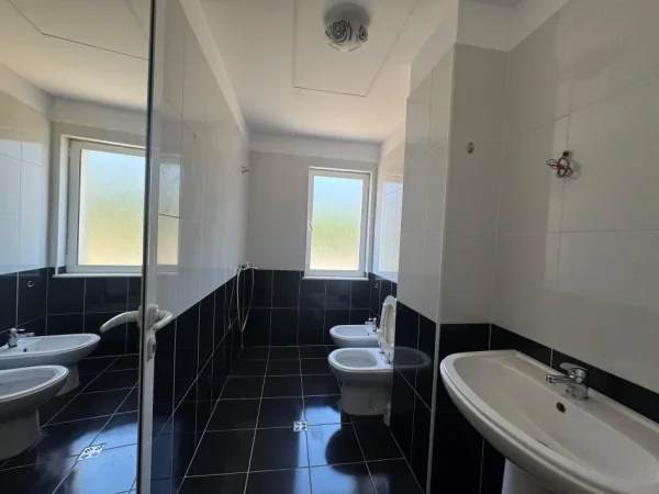 Tirane, jepet me qera apartament 2+1 Kati 4, 106 m² 400 € (RRUGA MUHAMET DELIU)