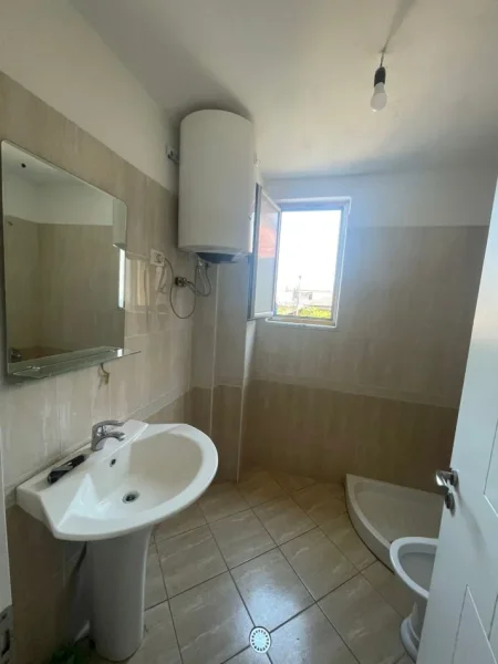 Tirane, jepet me qera apartament 2+1+Aneks+Ballkon Kati 1, 100 m² 500 € (Selite)