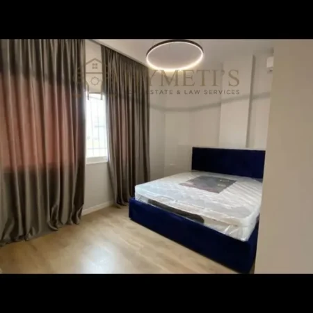 Tirane, jepet me qera apartament 2+1 Kati 1, 600 € (21 Dhjetori)