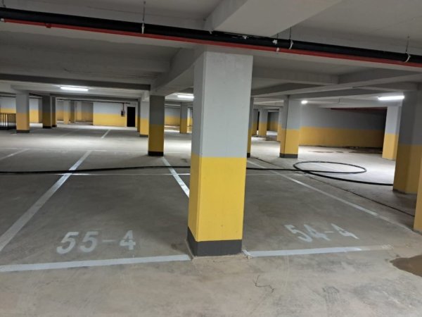 Tirane, bulevardibi ri,  jepet me qera garazh | post parkimi Kati -4, 15 m² 7000 lek (Rruga Karl Gega)