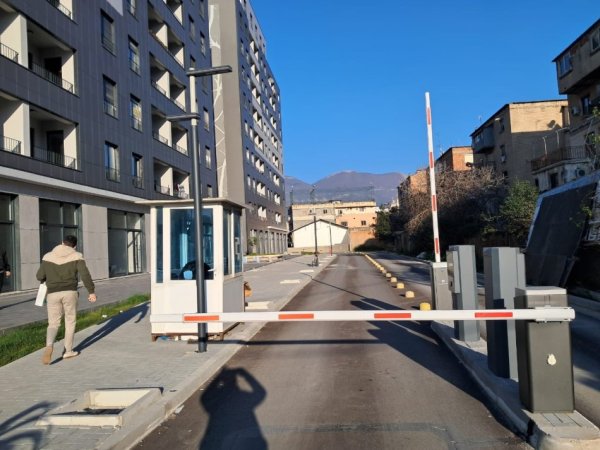 Tirane, bulevardibi ri,  jepet me qera garazh | post parkimi Kati -4, 15 m² 7000 lek (Rruga Karl Gega)