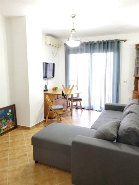 Tirane, jepet me qera apartament 2+1+Ballkon Kati 2, 60 m² 550 € (MINE PEZA)