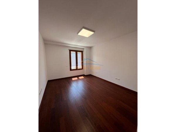 Tirane, jepet me qera zyre Kati 8, 139 m² 2.200 € 