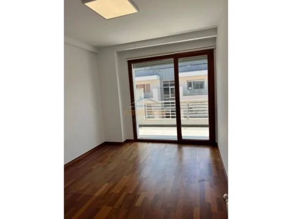 Tirane, jepet me qera zyre Kati 8, 139 m² 2.200 € 
