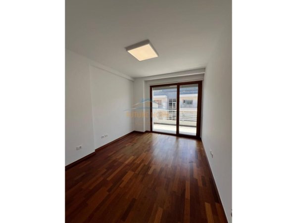Tirane, jepet me qera zyre Kati 8, 139 m² 2.200 € 