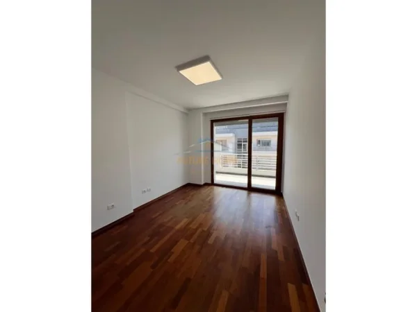Tirane, jepet me qera zyre Kati 8, 139 m² 2.200 € 