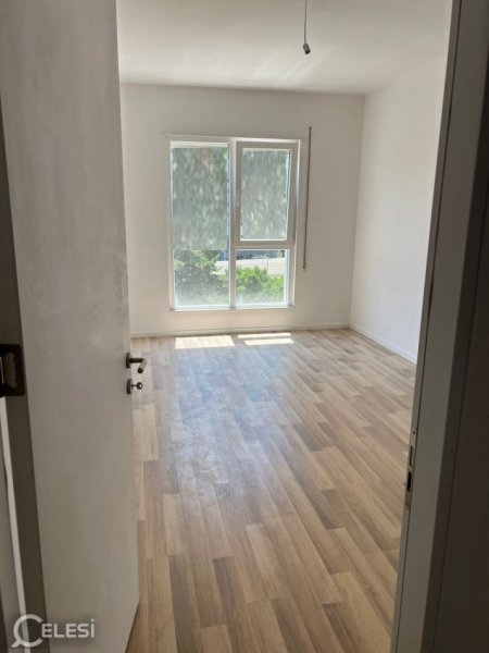 Tirane, jepet me qera zyre Kati 2, 115 m² 600 € (astir)