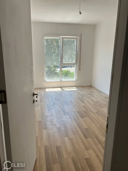 Tirane, jepet me qera zyre Kati 2, 115 m² 600 € (astir)