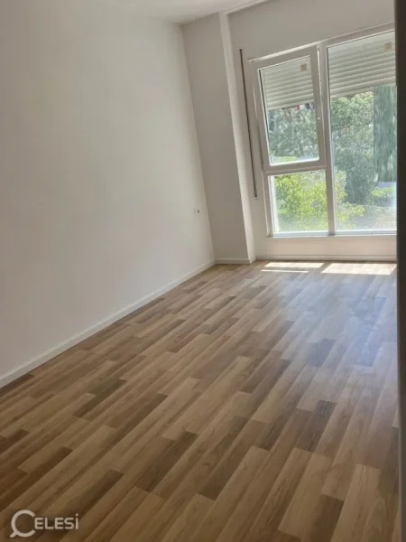 Tirane, jepet me qera zyre Kati 2, 115 m² 600 € (astir)