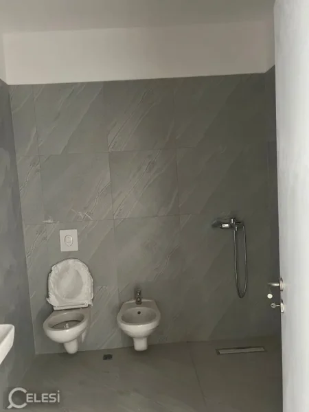 Tirane, jepet me qera zyre Kati 2, 115 m² 600 € (astir)