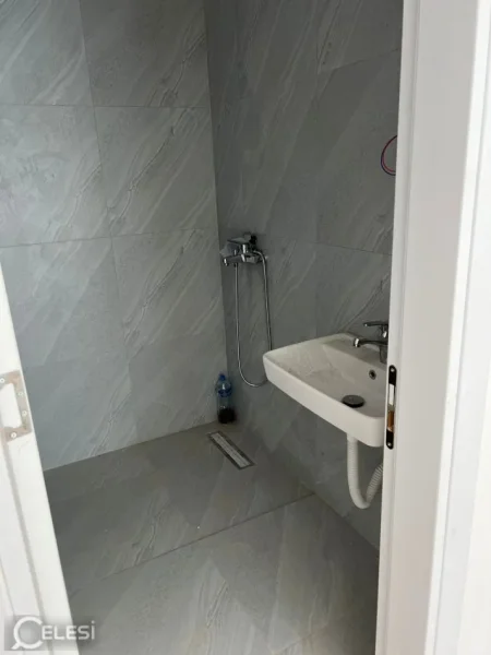 Tirane, jepet me qera zyre Kati 2, 115 m² 600 € (astir)