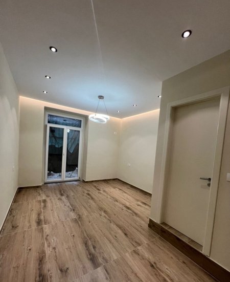 Tirane, jepet me qera zyre Kati 1, 30 m² 800 € (Bulevardi Gjergj Fishta)