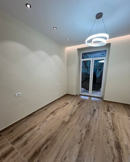 Tirane, jepet me qera zyre Kati 1, 30 m² 800 € (Bulevardi Gjergj Fishta)