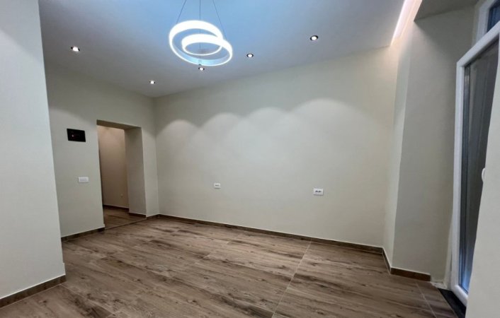 Tirane, jepet me qera zyre Kati 1, 30 m² 800 € (Bulevardi Gjergj Fishta)