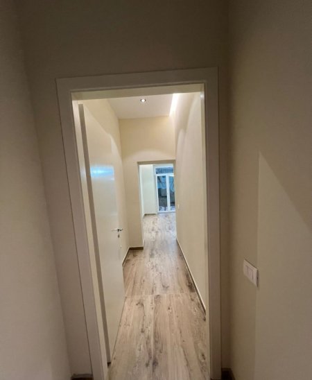 Tirane, jepet me qera zyre Kati 1, 30 m² 800 € (Bulevardi Gjergj Fishta)
