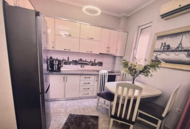 Tirane, jepet me qera apartament 1+1+Ballkon Kati 5, 65 m² 550 €