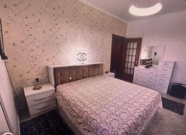 Tirane, jepet me qera apartament 1+1+Ballkon Kati 5, 65 m² 550 €