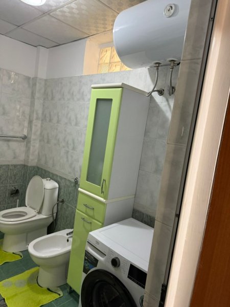 Tirane, jepet me qera apartament 1+1+Ballkon Kati 5, 65 m² 550 € 