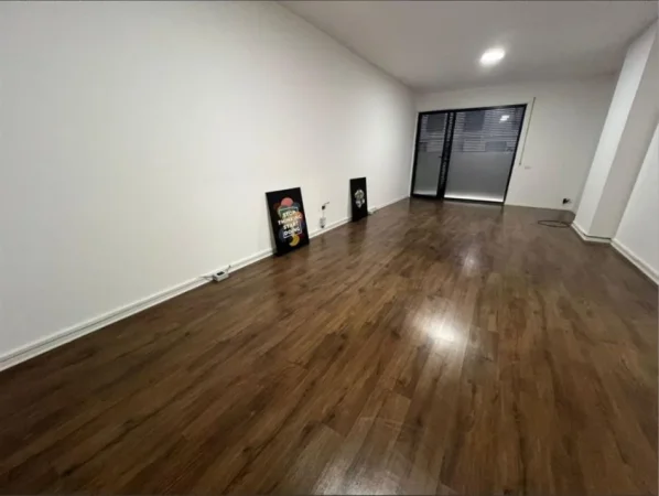 Tirane, jepet me qera zyre Kati 1, 120 m² 600 Euro (Kongresi i Manastirit)