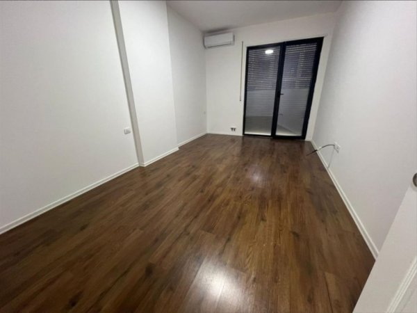Tirane, jepet me qera zyre Kati 1, 120 m² 600 Euro (Kongresi i Manastirit)