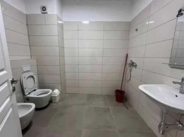 Tirane, jepet me qera zyre Kati 1, 120 m² 600 Euro (Kongresi i Manastirit)