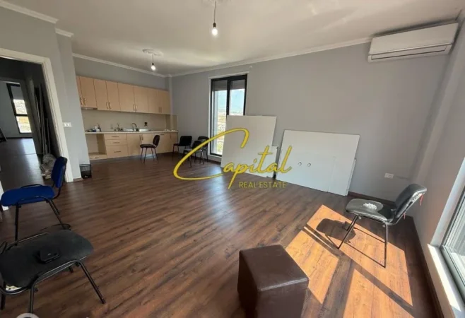 Tirane, jepet me qera zyre Kati 6, 136 m² 700 € (XHAMLLIKU)