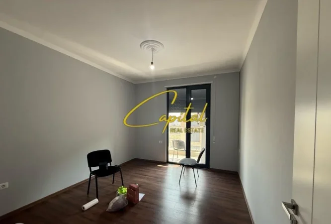 Tirane, jepet me qera zyre Kati 6, 136 m² 700 € (XHAMLLIKU)
