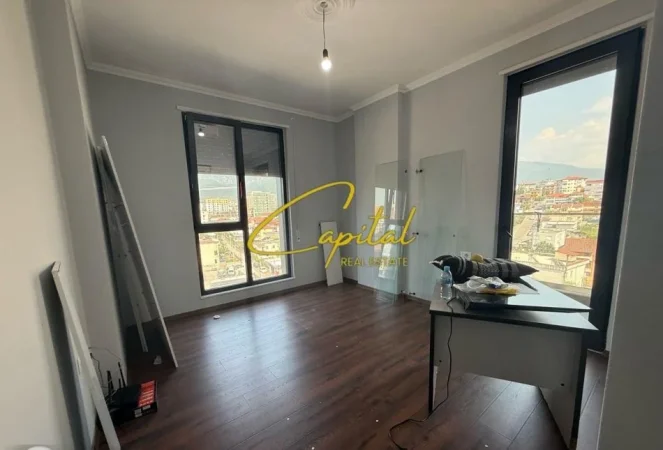 Tirane, jepet me qera zyre Kati 6, 136 m² 700 € (XHAMLLIKU)