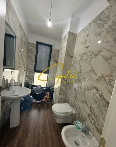 Tirane, jepet me qera zyre Kati 6, 136 m² 700 € (XHAMLLIKU)