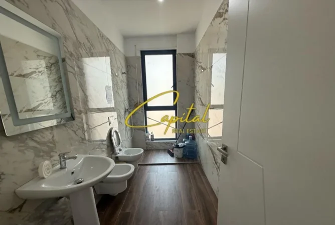 Tirane, jepet me qera zyre Kati 6, 136 m² 700 € (XHAMLLIKU)