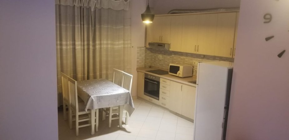 Tirane, jepet me qera apartament 1+1+Ballkon Kati 7, 60 m² 370 € 