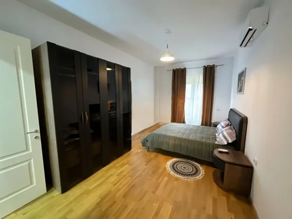 Tirane, jepet me qera apartament 2+1+Ballkon Kati 1, 95 m² 1.200 € (Secret Garden Residence)