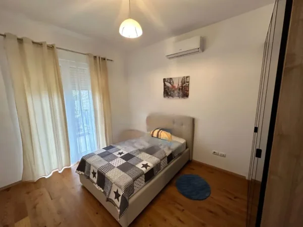 Tirane, jepet me qera apartament 2+1+Ballkon Kati 1, 95 m² 1.200 € (Secret Garden Residence)