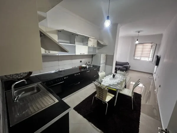 Tirane, jepet me qera apartament 1+1 Kati 1, 100 m² 550 € 